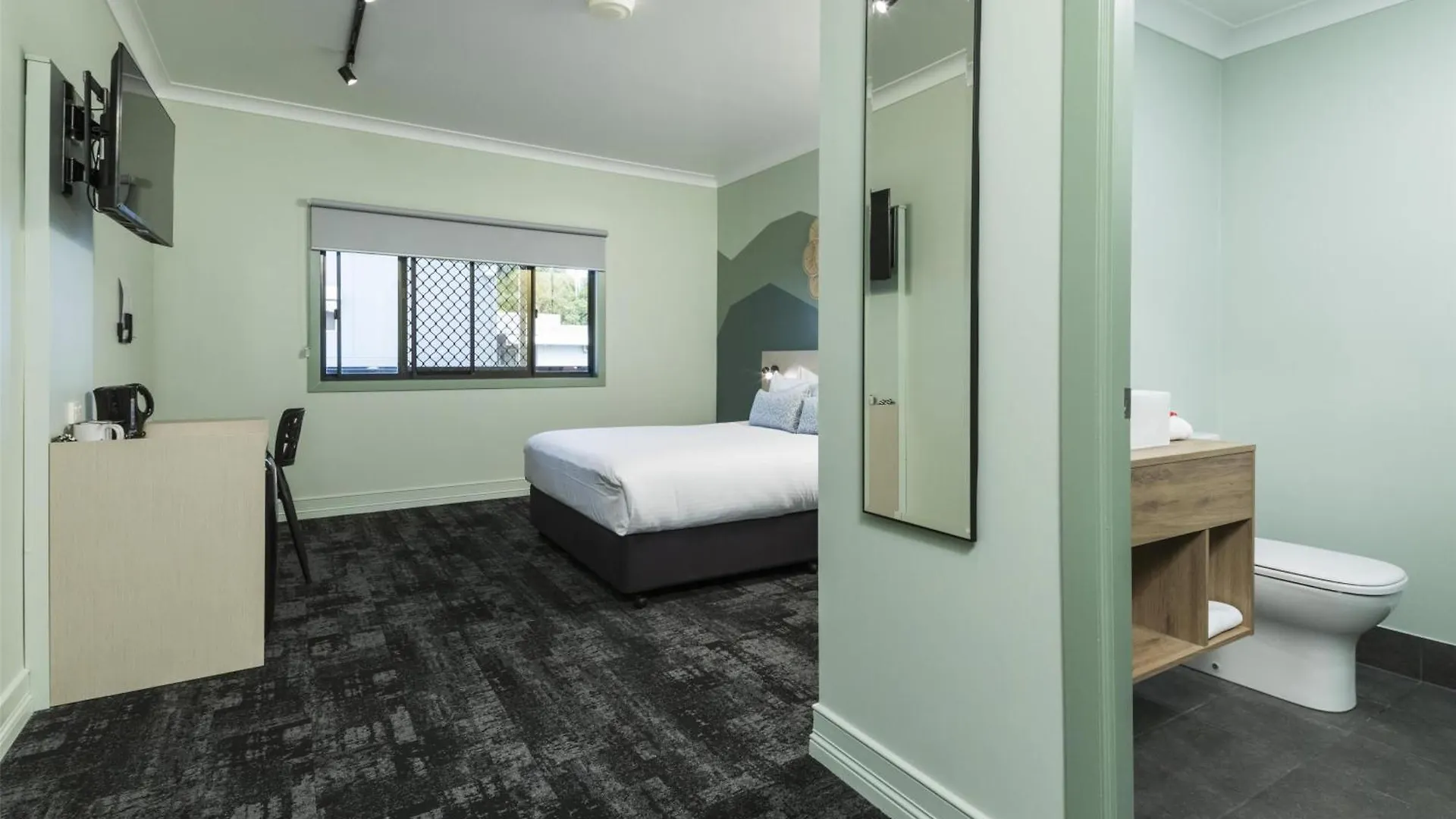 Nightcap At Atherton Hotel Australia